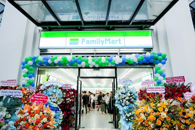 Ngay trước thời điểm khai trường, d&ograve;ng kh&aacute;ch bắt đầu dồn về cửa h&agrave;ng FamilyMart tại Royal City để check-in, chờ đ&oacute;n những hoạt động đầu ti&ecirc;n của ng&agrave;y khai trương. &nbsp;