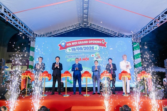 T&acirc;m điểm của sự kiện l&agrave; nghi thức cắt băng với sự tham gia của đại diện FamilyMart Việt Nam, ROX Group v&agrave; c&aacute;c đối t&aacute;c. &nbsp;