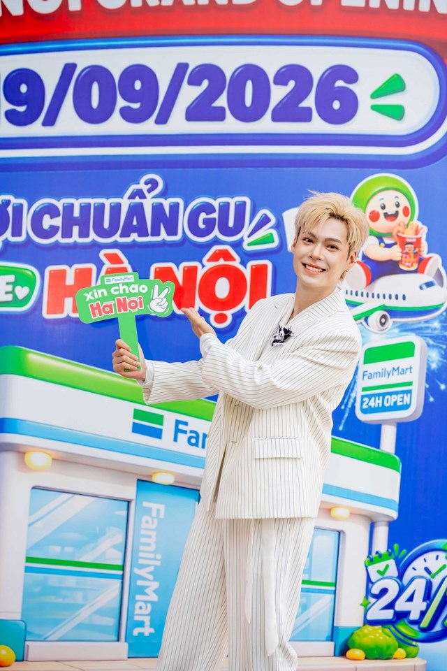 Kh&ocirc;ng kh&iacute; khai trương được đẩy l&ecirc;n cao với sự xuất hiện của Jey B, gương mặt bước ra từ chương tr&igrave;nh Anh Trai &ldquo;Say Hi&rdquo; 2025. &nbsp;