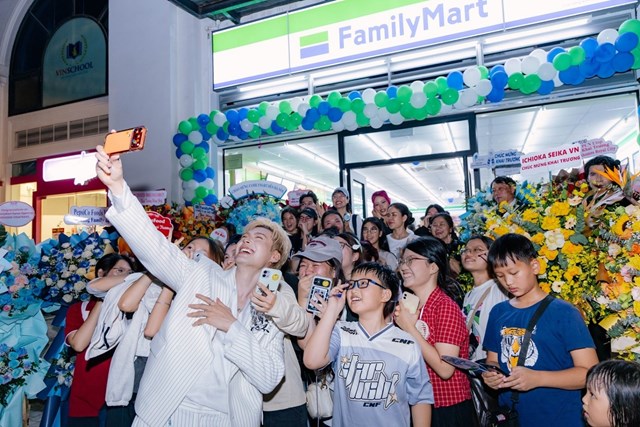Kh&aacute;n giả tranh thủ ghi lại h&igrave;nh ảnh c&ugrave;ng kh&aacute;ch mời v&agrave; bạn b&egrave;. Điện thoại được giơ l&ecirc;n giữa đ&aacute;m đ&ocirc;ng, những nụ cười v&agrave; khoảnh khắc tương t&aacute;c nối tiếp nhau. &nbsp;