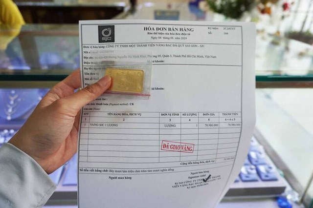 Ảnh minh họa: Người d&acirc;n giao dịch v&agrave;ng miếng SJC tại một cửa h&agrave;ng kinh doanh v&agrave;ng bạc. &nbsp;