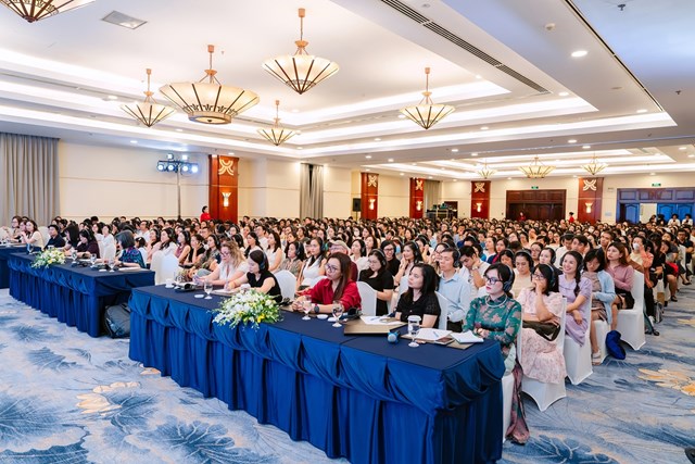 Hơn 1.000 phụ huynh tại TP.HCM tham dự hai hội thảo Learning Lens 02 do Vinschool tổ chức c&ugrave;ng nh&agrave; t&acirc;m l&yacute; học Jocelyn Brewer.