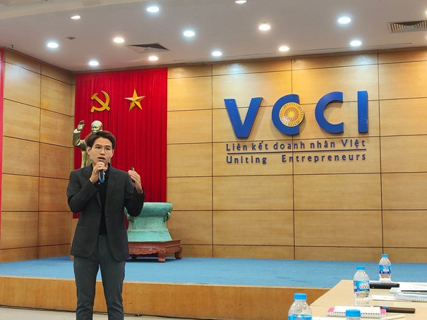 &Ocirc;ng L&ecirc; Duy Khang, phụ tr&aacute;ch Marketing của Zoho Vietnam chia sẻ tại hội thảo.