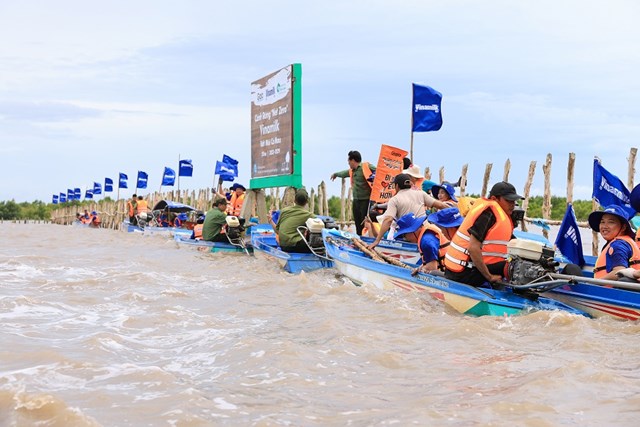 Hoạt động nh&acirc;n vi&ecirc;n tham gia t&aacute;i sinh rừng được Vinamilk thực hiện thường ni&ecirc;n để đ&oacute;ng g&oacute;p cho dự &aacute;n C&aacute;nh rừng Net Zero. &nbsp;