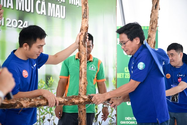 &Ocirc;ng L&ecirc; Ho&agrave;ng Minh thực hiện mẫu thao t&aacute;c buộc th&eacute;p c&aacute;c cọc cừ tr&agrave;m&nbsp;để l&agrave;m h&agrave;ng r&agrave;o khoanh nu&ocirc;i. &nbsp;