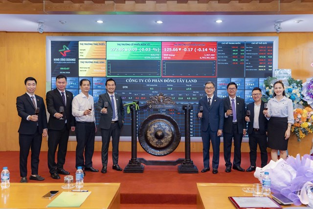 &Ocirc;ng Nguyễn Th&aacute;i B&igrave;nh, Chủ tịch HĐQT DTR nhận quyết định ni&ecirc;m yết từ &ocirc;ng Đỗ Văn T&acirc;m, Ph&oacute; tổng gi&aacute;m đốc Sở GDCK H&agrave; Nội