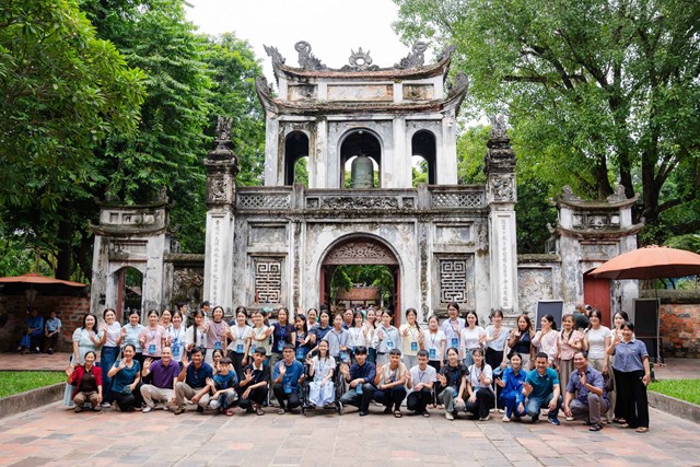 Học sinh nhận Học bổng Kiến tạo 2026 c&ugrave;ng gi&aacute;o vi&ecirc;n v&agrave; học sinh cố vấn tham gia hoạt động trải nghiệm tại H&agrave; Nội trước lễ trao học bổng.