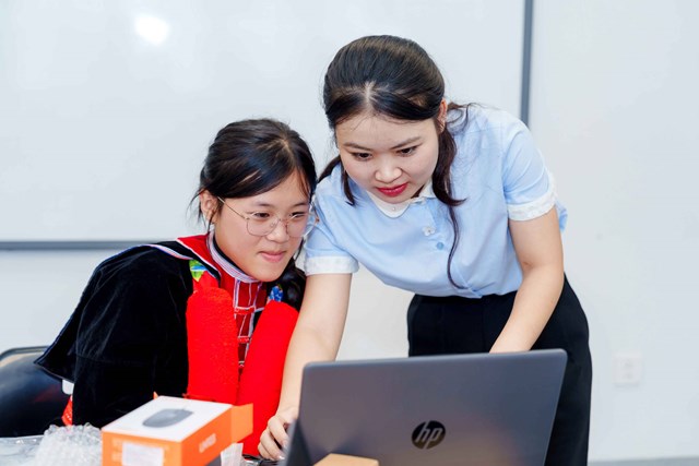 Học sinh nhận Học bổng Kiến tạo 2026 trao đổi c&ugrave;ng gi&aacute;o vi&ecirc;n cố vấn c&aacute; nh&acirc;n.