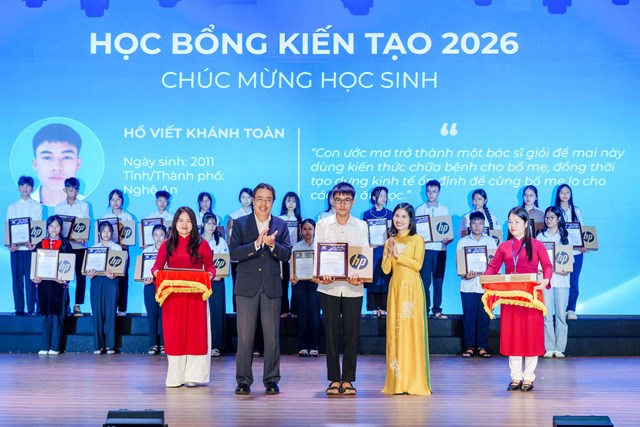 Học sinh nhận Học bổng Kiến tạo 2026 tại lễ trao học bổng vừa qua.&nbsp;