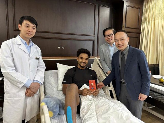 Hình ảnh Nguyễn Xuân Son cùng bác sĩ Vũ Tú Nam sau ca phẫu thuật