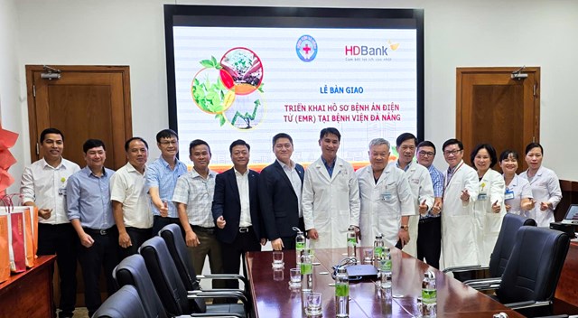 Đại diện Bệnh viện Đ&agrave; Nẵng, HDBank tại Lễ b&agrave;n giao triển khai hồ sơ bệnh &aacute;n điện tử (EMR) tại Bệnh viện Đ&agrave; Nẵng, ng&agrave;y 25/9/2025