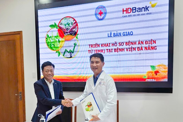 Anh Nguyễn Viết Anh-&nbsp;Gi&aacute;m đốc HDBank Đ&agrave; Nẵng&nbsp;v&agrave; Tiến sĩ B&aacute;c sĩ L&ecirc; Đức Nh&acirc;n- Gi&aacute;m đốc Bệnh viện Đ&agrave; Nẵng tại Lễ b&agrave;n giao triển khai hồ sơ bệnh &aacute;n điện tử (EMR) tại Bệnh viện Đ&agrave; Nẵng, ng&agrave;y 25/9/2025