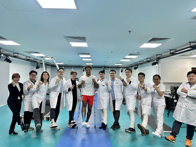 Nụ cười rạng rỡ Nguyễn Xuân Son cùng các bác sĩ Vinmec trong những ngày phục hồi chức năng