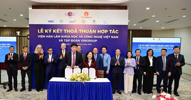 Đại diện hai b&ecirc;n chứng kiến Lễ k&yacute; kết.