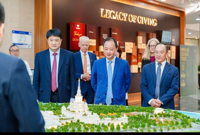 GS. TS. Trần Hồng Th&aacute;i, Ủy vi&ecirc;n Ban Chấp h&agrave;nh Trung ương Đảng, Ph&oacute; Trưởng Ban Ch&iacute;nh s&aacute;ch, Chiến lược Trung ương, Chủ tịch Viện H&agrave;n l&acirc;m Khoa học v&agrave; C&ocirc;ng nghệ Việt Nam c&ugrave;ng l&atilde;nh đạo Viện H&agrave;n l&acirc;m tham khảo m&ocirc; h&igrave;nh đại học tinh hoa tại VinUni v&agrave; hướng hợp t&aacute;c tương lai.