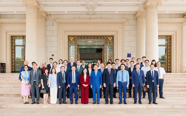 C&aacute;c L&atilde;nh đạo v&agrave; đại diện Viện H&agrave;n l&acirc;m, Vingroup c&ugrave;ng c&aacute;c đơn vị th&agrave;nh vi&ecirc;n chụp ảnh lưu niệm, đ&aacute;nh dấu hợp t&aacute;c ch&iacute;nh thức tại khu&ocirc;n vi&ecirc;n Trường Đại học VinUni.
