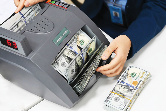D&ograve;ng tiền được &ldquo;tiếp sức&rdquo;, l&atilde;i suất li&ecirc;n ng&acirc;n h&agrave;ng giảm tốc