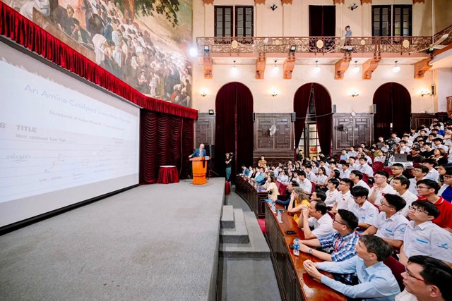 GS. David MacMillan tr&igrave;nh b&agrave;y tại điểm đến đầu ti&ecirc;n trong chuỗi InnovaConnect tại Trường Đại học Khoa học Tự nhi&ecirc;n, Đại học Quốc gia H&agrave; Nội. Ảnh: VFP