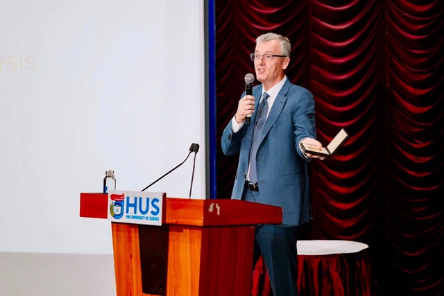 Với c&aacute;c nghi&ecirc;n cứu trải rộng tr&ecirc;n h&oacute;a học hữu cơ, x&uacute;c t&aacute;c hữu cơ v&agrave; x&uacute;c t&aacute;c quang oxi h&oacute;a - khử, GS. MacMillan đ&atilde; ti&ecirc;n phong trong việc ph&aacute;t triển những phương ph&aacute;p mới gi&uacute;p tạo ra c&aacute;c ph&acirc;n tử phức tạp với hiệu quả v&agrave; độ chọn lọc cao hơn, mở ra nhiều tiềm năng cho tổng hợp h&oacute;a học v&agrave; kh&aacute;m ph&aacute; c&aacute;c hợp chất c&oacute; hoạt t&iacute;nh sinh học. Ảnh: VFP.