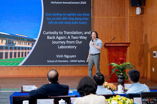 GS. Nguyễn Th&agrave;nh Vinh chia sẻ về hướng nghi&ecirc;n cứu với c&aacute;c nh&agrave; nghi&ecirc;n cứu v&agrave; sinh vi&ecirc;n tại Trường Đại học B&aacute;ch Khoa &ndash; Đại học Đ&agrave; Nẵng, điểm dừng ch&acirc;n thứ 2 trong chuỗi sự kiện kết nối InnovaConnect. Ảnh: VFP.
