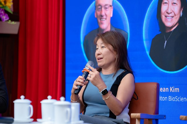 TS. Jean Kim - Trưởng bộ phận H&oacute;a học tại C&ocirc;ng ty C&ocirc;ng nghệ Sinh học Graviton BioScience (Hoa Kỳ), chia sẻ tại sự kiện InnovaConnect ở Đ&agrave; Nẵng. Ảnh: VFP.