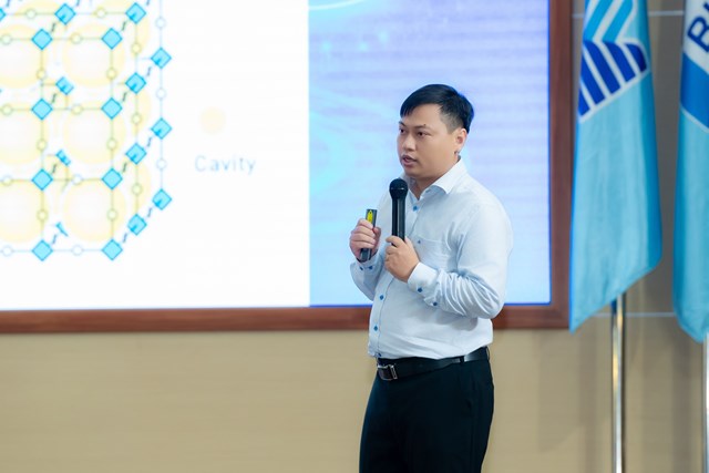 Tại điểm dừng ch&acirc;n cuối c&ugrave;ng ở TP.HCM c&oacute; sự tham gia tr&igrave;nh b&agrave;y của PGS.TS. Đo&agrave;n L&ecirc; Ho&agrave;ng T&acirc;n, nh&agrave; nghi&ecirc;n cứu trong lĩnh vực vật liệu ti&ecirc;n tiến v&agrave; c&ocirc;ng nghệ nano. Ảnh: VFP.