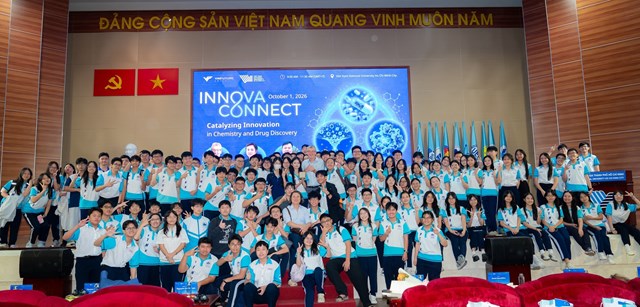 Học sinh Trường Phổ th&ocirc;ng Năng khiếu, Đại học Quốc gia TP.HCM, chụp ảnh lưu niệm c&ugrave;ng c&aacute;c diễn giả. 