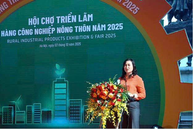 Thứ trưởng Bộ Công Thương Phan Thị Thắng phát biểu tại lễ khai mạc. Ảnh: Hoàng Dương