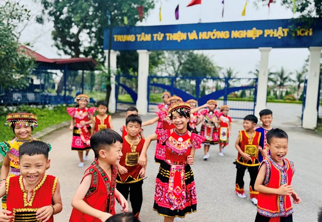 C&aacute;c bạn nhỏ tại m&aacute;i ấm Trung t&acirc;m Phật T&iacute;ch n&ocirc; đ&ugrave;a trong bầu kh&ocirc;ng kh&iacute; ấm &aacute;p y&ecirc;u thương