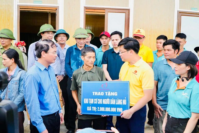 Đại diện Quỹ Thiện T&acirc;m thăm hỏi, động vi&ecirc;n v&agrave; trao biển tượng trưng khu nh&agrave; tạm cho người d&acirc;n bị mất nh&agrave; v&igrave; lũ qu&eacute;t ở l&agrave;ng Nủ