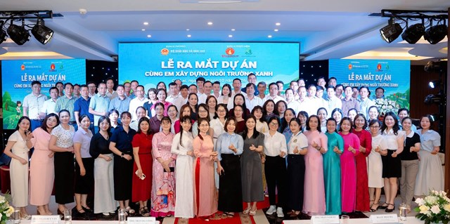 Đại diện c&aacute;c trường học tham gia buổi c&ocirc;ng bố dự &aacute;n. Ban tổ chức cho biết dự &aacute;n đặt mục ti&ecirc;u thu h&uacute;t 200 trường tham gia mạng lưới trường học xanh tr&ecirc;n cả nước. Ảnh: BTC.