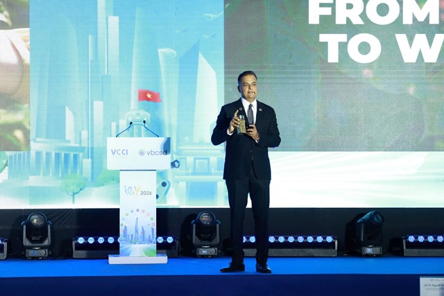 Tại phi&ecirc;n to&agrave;n thể VCSF 2026, &ocirc;ng Binu Jacob &ndash; Tổng Gi&aacute;m đốc Nestl&eacute; Việt Nam, Đồng Chủ tịch VBCSD &ndash; tr&igrave;nh b&agrave;y tham luận &ldquo;Kiến tạo lợi thế cạnh tranh cho Việt Nam &ndash; H&agrave;nh tr&igrave;nh từ n&ocirc;ng trại vươn ra thế giới&rdquo;, với h&agrave;n