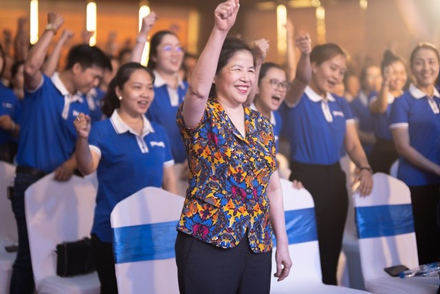B&agrave; Mai Kiều Li&ecirc;n c&ugrave;ng thế hệ trẻ Vinamilk, tiếp nối h&agrave;nh tr&igrave;nh ph&aacute;t triển của doanh nghiệp trong chặng đường mới. Ảnh: Vi Nam