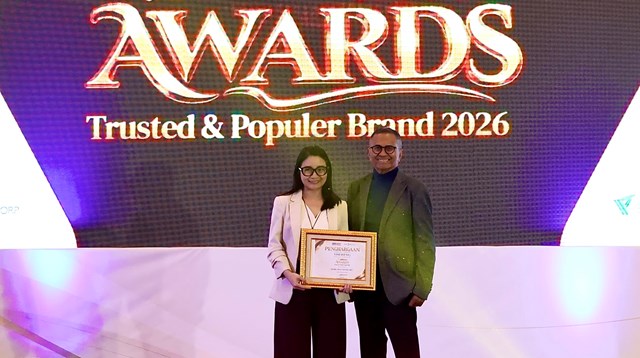 Đại diện VinFast nhận giải &ldquo;Thương hiệu Tin tưởng v&agrave; Y&ecirc;u th&iacute;ch 2026&rdquo; d&agrave;nh cho mẫu VF 3 ở hạng mục &ldquo;Xe con chạy điện&rdquo; tại Disway Awards 2026.  
