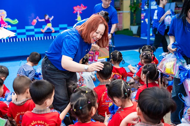 Chị Hằng ch&uacute; Cuội, đ&egrave;n lồng lung linh, tiếng trống l&acirc;n n&aacute;o nức, chiếc b&aacute;nh trung thu ngọt ng&agrave;o, hộp sữa m&aacute;t l&agrave;nh, &hellip; tất cả tạo n&ecirc;n k&yacute; ức tuổi thơ kh&oacute; qu&ecirc;n. Nhưng m&oacute;n qu&agrave; qu&yacute; gi&aacute; hơn cả ch&iacute;nh l&agrave; sự quan t&acirc;m, l&agrave; v&ograve;ng tay y&ecirc;u thương v&agrave; sự kh&iacute;ch lệ để c&aacute;c em nu&ocirc;i dưỡng những giấc mơ đẹp của m&igrave;nh.