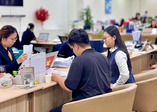 Nhờ nền tảng chuy&ecirc;n m&ocirc;n về thẩm định gi&aacute;, Duy&ecirc;n tập trung nghi&ecirc;n cứu s&acirc;u c&aacute;c con số, b&agrave;i to&aacute;n d&ograve;ng tiền v&agrave; ch&iacute;nh s&aacute;ch ng&acirc;n h&agrave;ng tối ưu cho kh&aacute;ch h&agrave;ng. (Ảnh: NVCC) &nbsp;