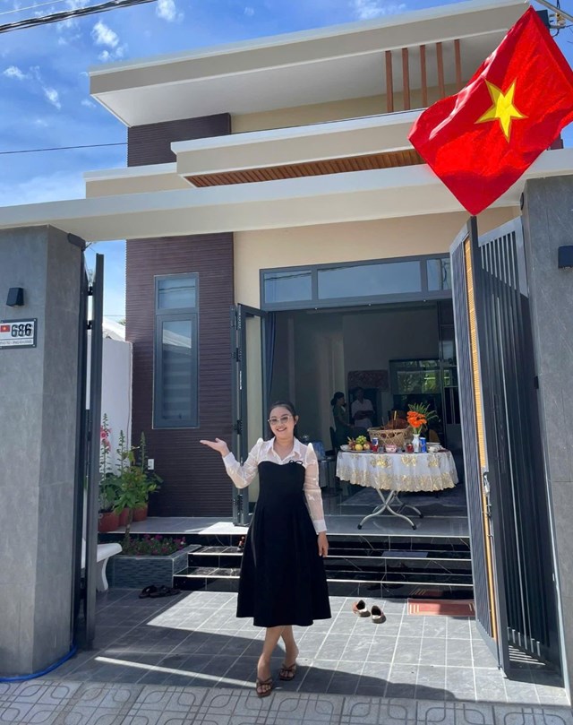 Mua được nh&agrave; cho bố mẹ bằng ch&iacute;nh thu nhập của m&igrave;nh ở tuổi 24 l&agrave; điều m&agrave; Ngọc Duy&ecirc;n thủa c&ograve;n l&agrave;m nh&acirc;n vi&ecirc;n văn ph&ograve;ng chưa bao giờ d&aacute;m nghĩ đến. (Ảnh: NVCC) &nbsp;