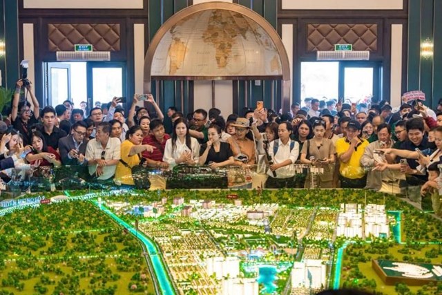 Giữa l&uacute;c thị trường s&agrave;ng lọc, đồng h&agrave;nh c&ugrave;ng Vinhomes gi&uacute;p những m&ocirc;i giới trẻ c&oacute; th&ecirc;m cơ hội để chứng tỏ bản lĩnh, tạo chỗ đứng vững chắc trong nghề. &nbsp;