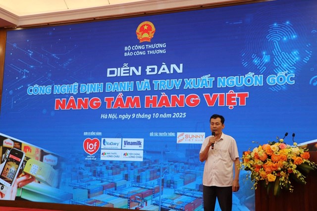 &Ocirc;ng Nguyễn Văn Th&agrave;nh - Trưởng Ph&ograve;ng Ch&iacute;nh s&aacute;ch - Cục Thương mại điện tử v&agrave; Kinh tế số (Bộ C&ocirc;ng Thương) tr&igrave;nh b&agrave;y tham luận tại Diễn đ&agrave;n.