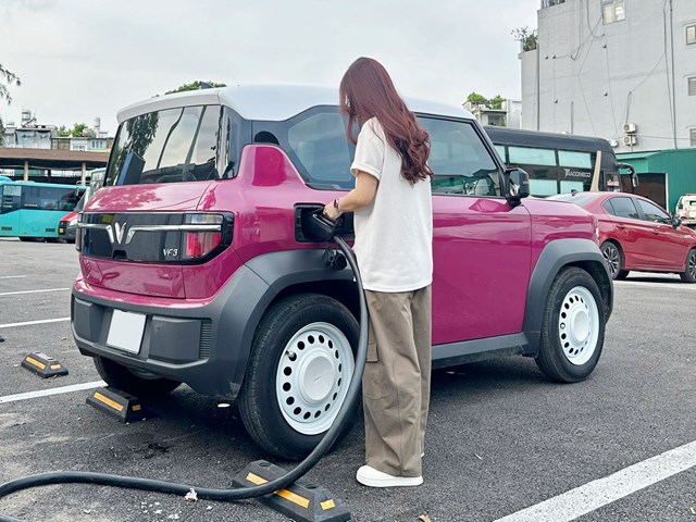 Chị H&agrave; cho rằng VF 3 c&oacute; chi ph&iacute; vận h&agrave;nh rất hợp l&yacute; với d&acirc;n văn ph&ograve;ng. &nbsp;