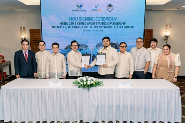 Đại diện Ch&iacute;nh phủ Việt Nam, ch&iacute;nh quyền địa phương Philippines, GSM v&agrave; Xentro Group tại lễ k&yacute; kết bi&ecirc;n bản ghi nhớ về việc cung cấp 2.000 xe điện VinFast để vận h&agrave;nh đội xe Green Xentro.