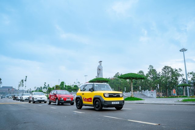 C&aacute;c d&ograve;ng xe điện VinFast đ&atilde; c&oacute; mặt tại nhiều tỉnh, th&agrave;nh phố tuần vừa qua (Ảnh: Xe điện VinFast diễu h&agrave;nh tại Bắc Ninh). &nbsp;
