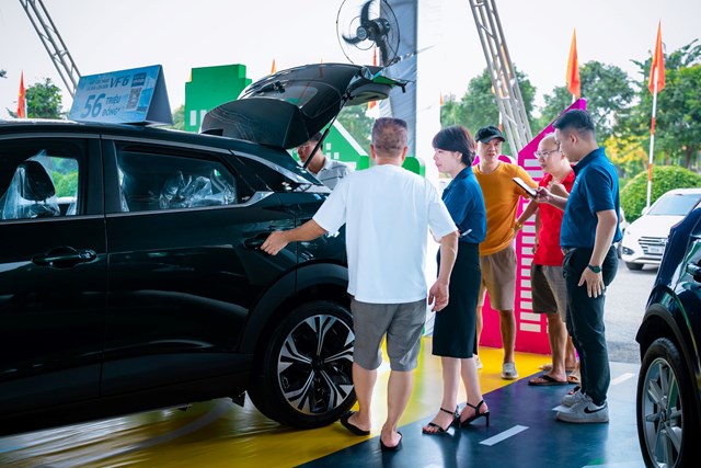 Kh&aacute;ch h&agrave;ng c&oacute; thể trải nghiệm c&aacute;c mẫu &ocirc; t&ocirc; điện v&agrave; được tư vấn ch&iacute;nh s&aacute;ch tại sự kiện. &nbsp;