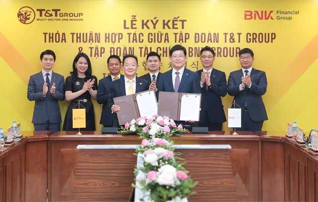 &Ocirc;ng Đỗ Quang Hiển, Chủ tịch UBCL Tập đo&agrave;n T&amp;T Group (b&ecirc;n tr&aacute;i) v&agrave; &ocirc;ng Bin Dae-in, Chủ tịch HĐQT ki&ecirc;m TGĐ Tập đo&agrave;n T&agrave;i ch&iacute;nh BNK (b&ecirc;n phải) trao thỏa thuận hợp t&aacute;c với sự chứng kiến của đại diện l&atilde;nh đạo hai Tập đo&agrave;n.