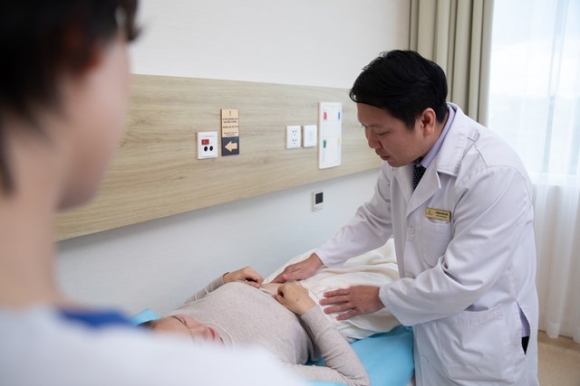 TS.BS Trương Đ&igrave;nh Kh&ocirc;i thăm kh&aacute;m cho bệnh nh&acirc;n