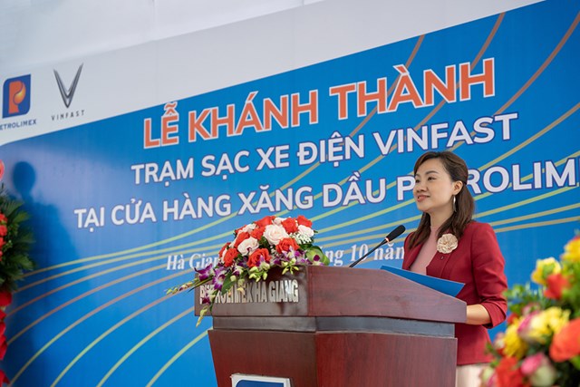 B&agrave; Đo&agrave;n Thị H&agrave; - Ph&oacute; Gi&aacute;m đốc Trung t&acirc;m Ph&aacute;t triển Trạm sạc v&agrave; Dịch vụ Xe điện VinFast ph&aacute;t biểu tại lễ kh&aacute;nh th&agrave;nh.