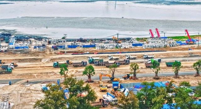 Công trường Vinhomes Green Paradise thay đổi từng ngày với tiến độ thi công 3 ca 4 kíp cùng hàng nghìn máy móc, phương tiện được huy động  