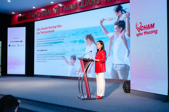 Bà Thái Minh Diễm Tú – Giám đốc Khối Tiếp thị Techcombank, đại diện Nhà tài trợ tiên phong Quỹ Chạm Yêu Thương