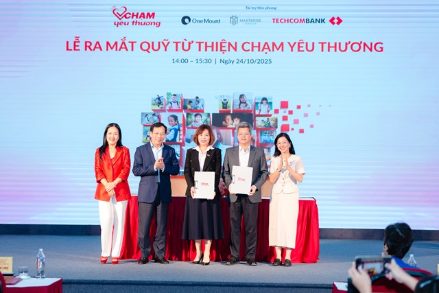 Đại diện Quỹ Chạm Yêu Thương ký kết Thỏa thuận hợp tác với Bệnh viện Mắt Trung ương