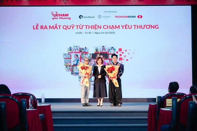 Đại diện các Đại sứ Quỹ Chạm Yêu Thương: Ca sỹ Tùng Dương, Đạo diễn Việt Tú